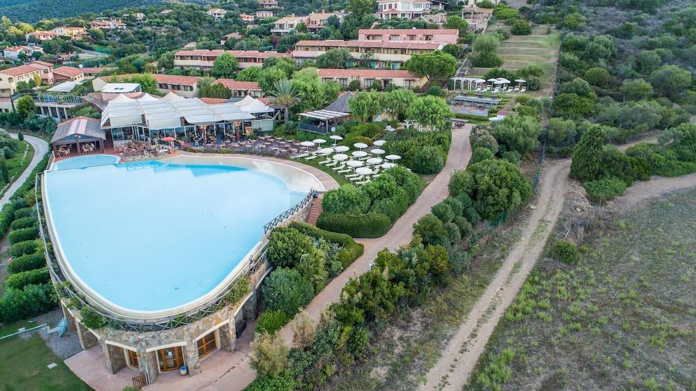 Hotel TH Chia - Parco Torre Chia Esterno foto